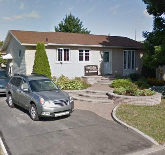 Maison avec des fenêtres à carreaux blancs Chambly
